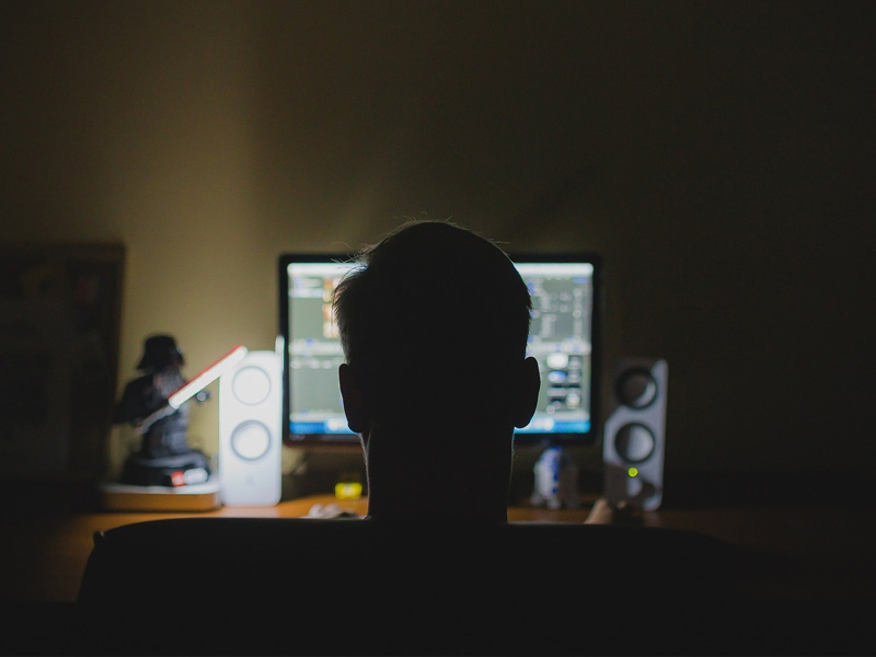 前警員迫自閉兒‎一齊自瀆 觀賞與妻性交