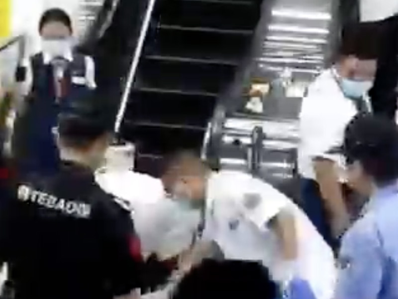 行李箱從扶手電梯滾落砸傷乘客