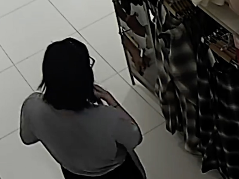 女子 Uniqlo 內給全家一家三口偷衣服