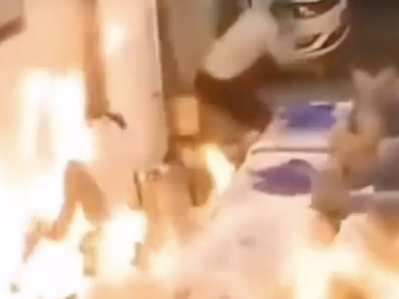 火盆倒精油爆炸 客人慘叫變火人影片曝光 火盆倒精油爆炸 客人慘叫變火人影片曝光
