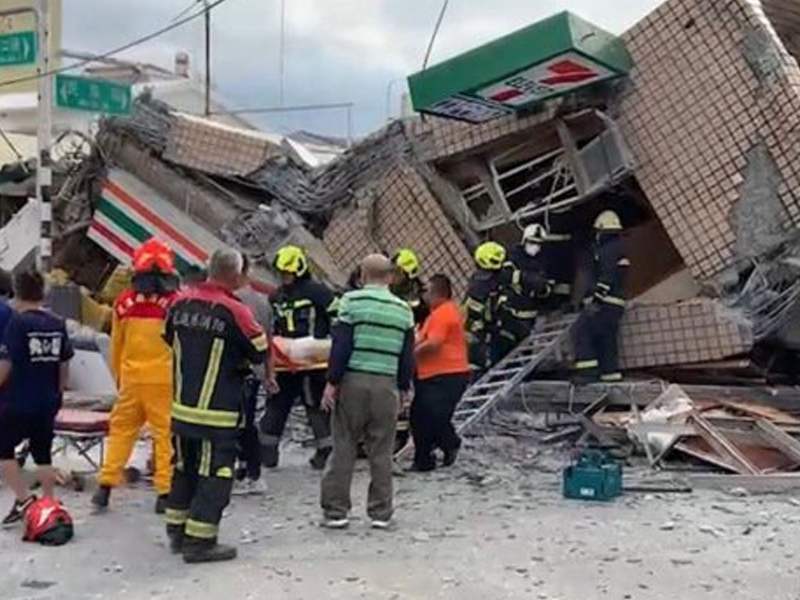 花蓮玉里大樓倒塌壓 7-11 四人受困