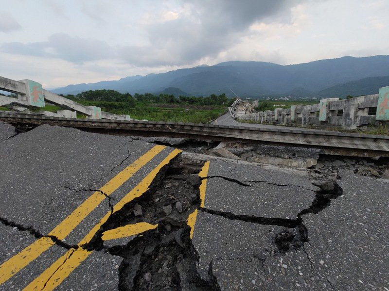 花蓮玉里「高寮大橋」斷橋 3 人墮橋