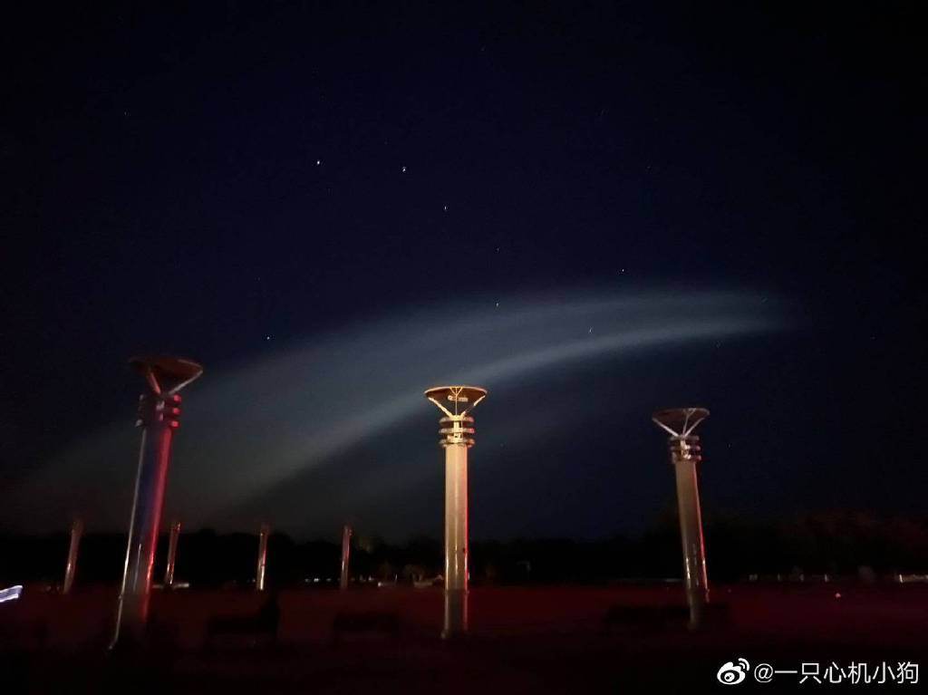 新疆多地拍到 空中巨大發光UFO