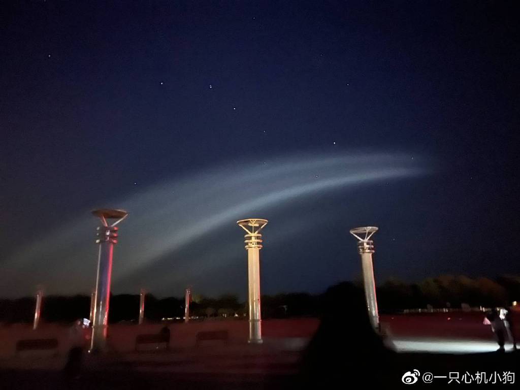 新疆多地拍到 空中巨大發光UFO