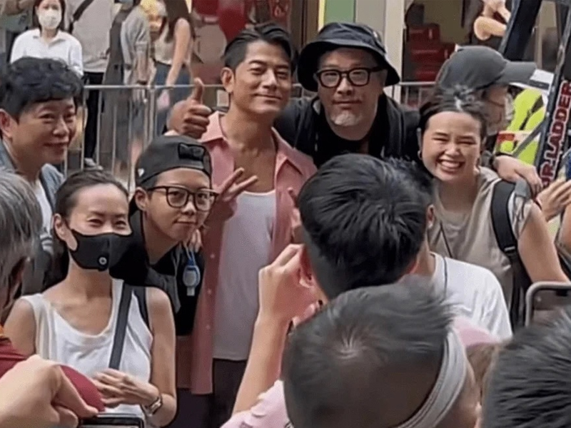 郭富城街頭拍攝 與粉絲熱情互動