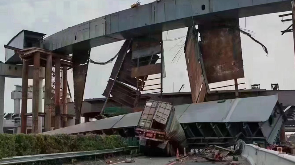 江門高架橋倒塌 壓扁大貨車