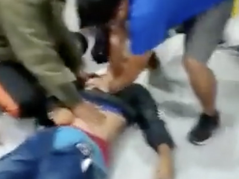 印尼足球聯賽球迷騷亂 人踩人搶救畫面曝光