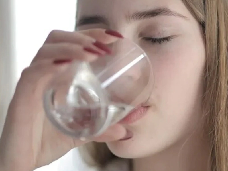 男同事故意放生殖器 進女同事杯中 結果染上性病