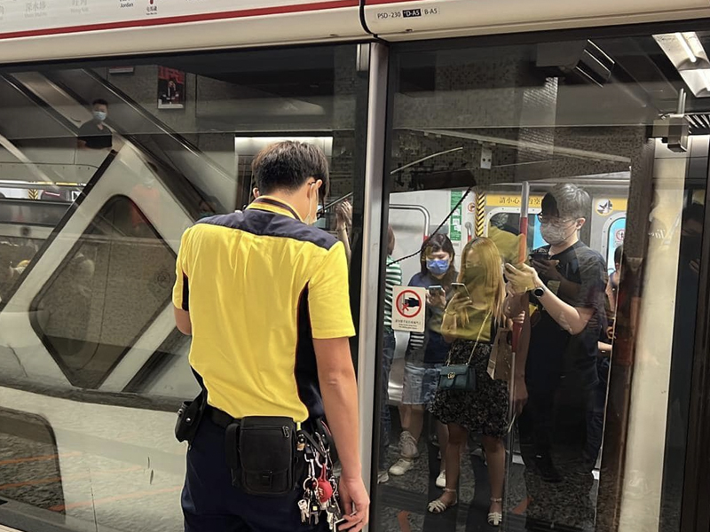 港鐵油麻地站 飛甩門現場影片