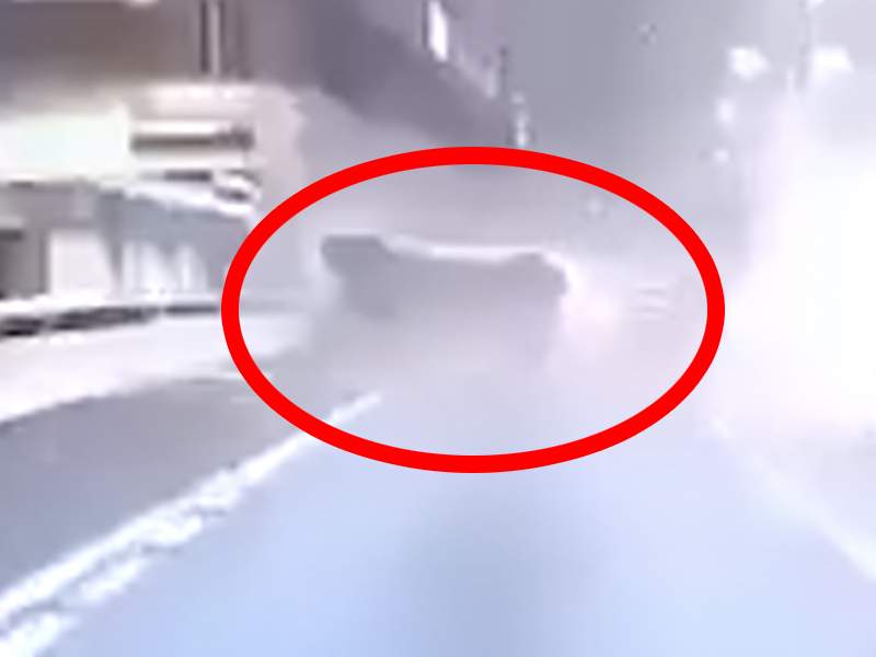 炮彈飛車 越3線打5筋斗 25歲男司機僅輕傷