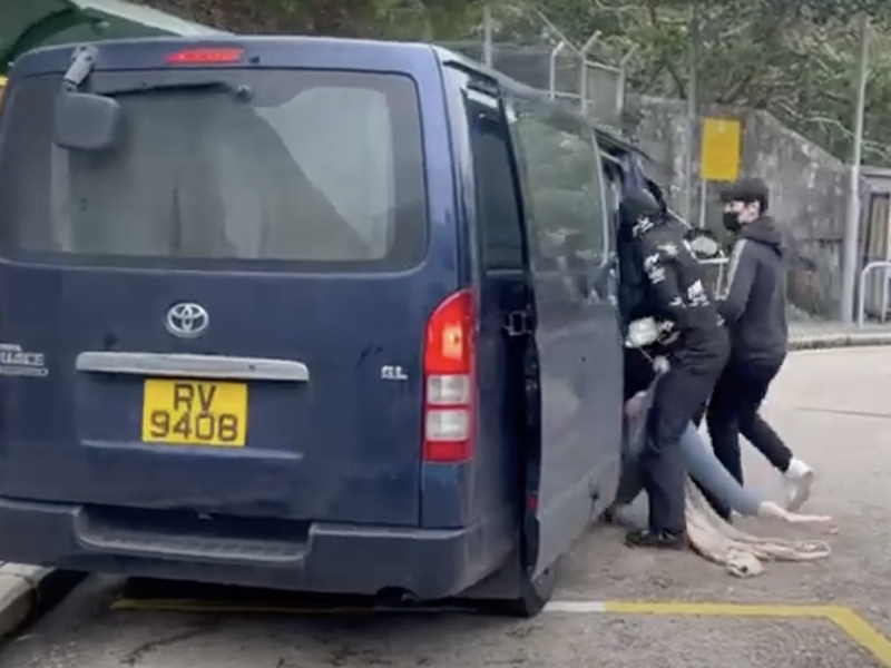 赤柱監獄外女子遭圍毆夾上車 狂叫救命 赤柱監獄外女子遭圍毆夾上車 狂叫救命