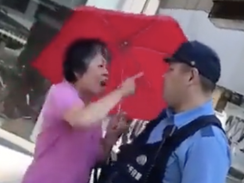 中國大媽持擴音器 怒吼日本警察