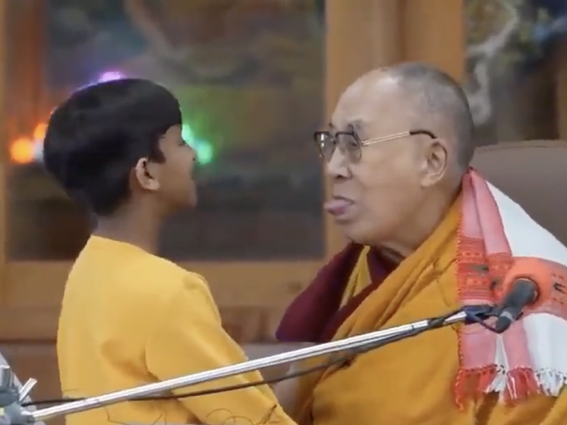 達賴喇嘛伸舌頭 要求男童吸啜影片曝光
