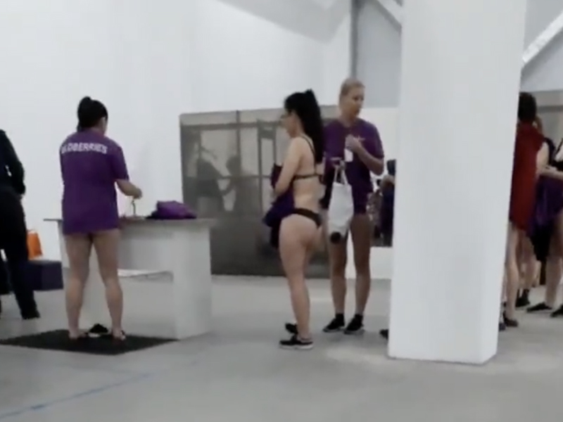 影片 | 公司為防員工偷竊，下班時要脫光露出檢查