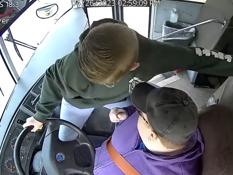 生死時速 校巴司機突然暈倒 小男孩剎停車避過一劫