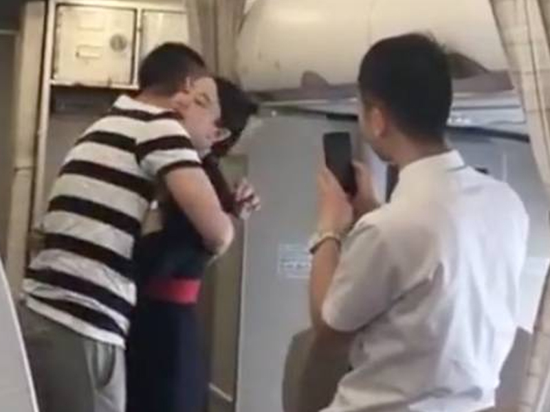 男友航班上浪漫求婚 全機乘客鼓掌 空姐卻因此被解僱