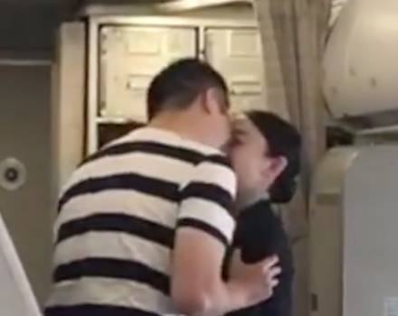 男友航班上浪漫求婚 全機乘客鼓掌 空姐卻因此被解僱