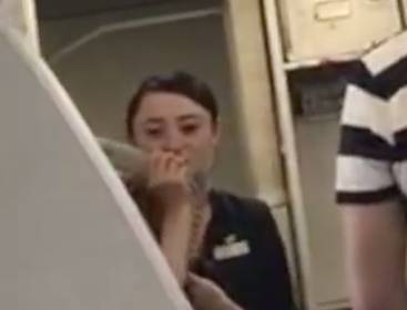 男友航班上浪漫求婚 全機乘客鼓掌 空姐卻因此被解僱