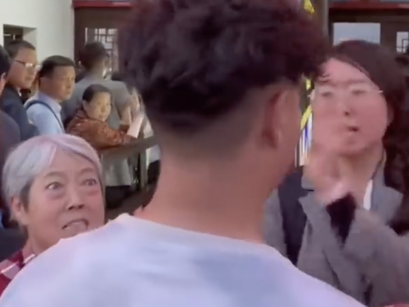 两女子理直氣壯插隊，火遍中國全網