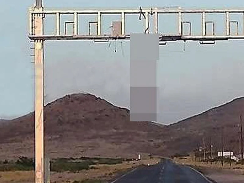 男子裸屍掛路中央 陰莖被剁塞嘴巴