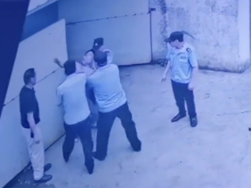 男子撞到村長的狗，結果被村長帶上治安隊上門毆打