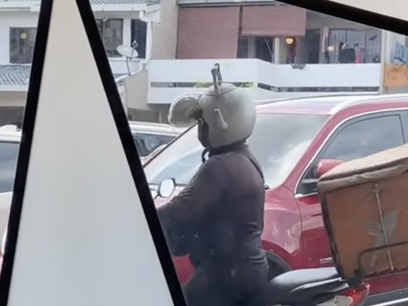 「行走中的茶壺」送貨員戴奇葩頭盔，引起眾人注目！