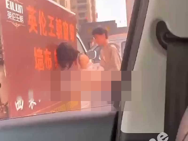 中學情侶小區門口無碼視頻流出