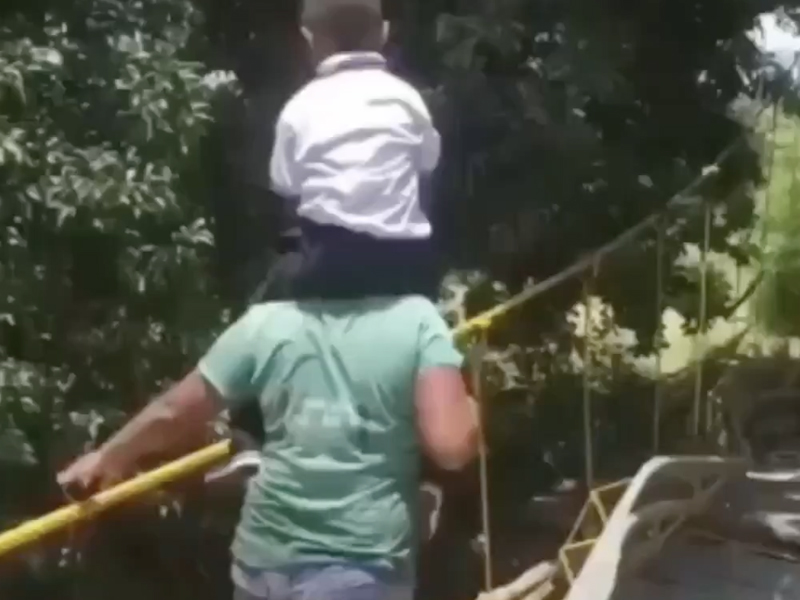 兒坐肩上走獨木橋，媽腳滑踩空，結果 ...