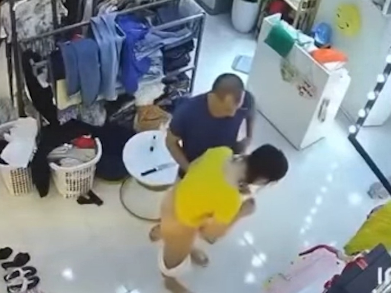 遇性侵假意配合 待掏出陰莖要插入時 她趁機奪刀擊退