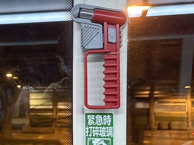 巴士上自瀆遭撞破 男子打爆玻璃窗由上層跳車逃跑
