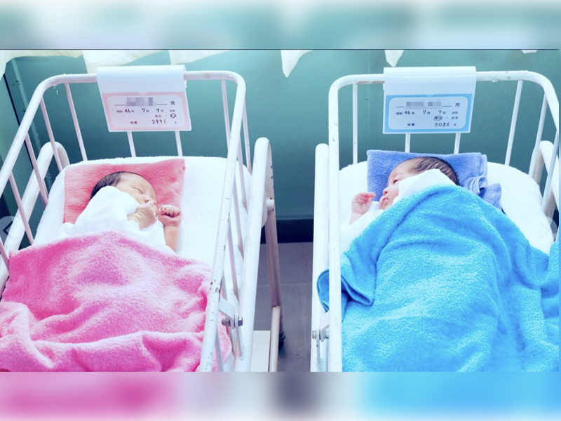 婚後找兒時照片 驚見老公當時就睡在隔壁嬰兒床