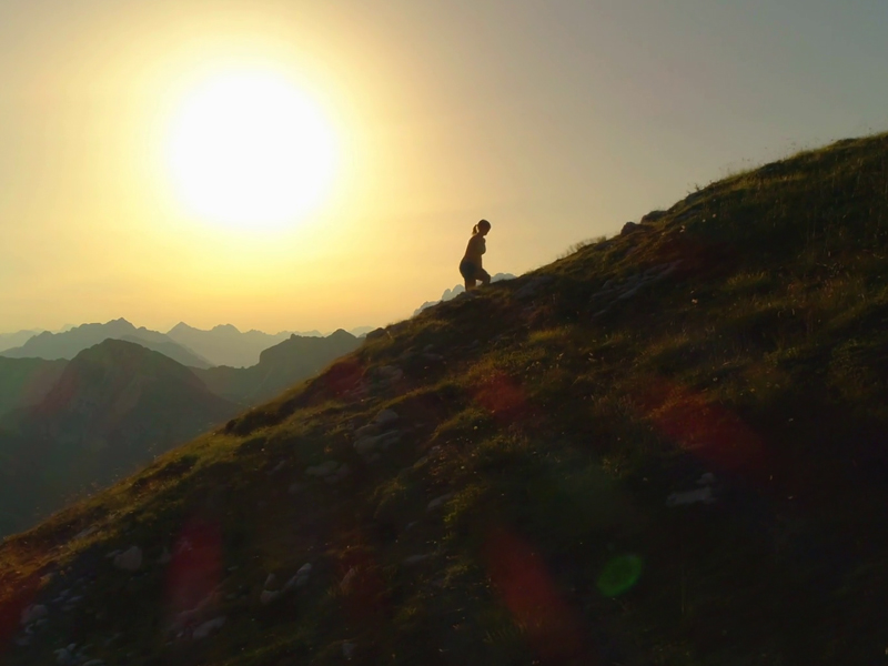我們之所以會覺得累，是因為我們在走上坡路