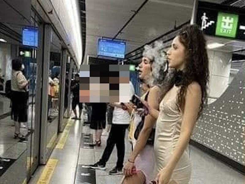 性感鬼妹港鐵站內吸煙