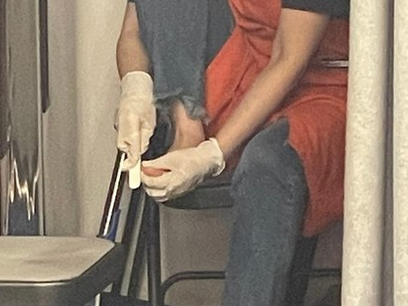 超嘔心：咖啡店長磨腳皮後，繼續做咖啡給客人