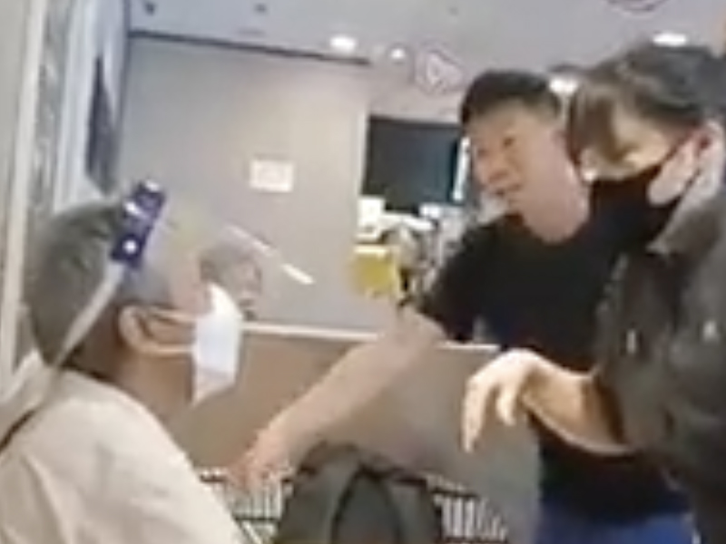 阿婆為霸位，掃冧港男麥當勞餐和手提電話掉落地
