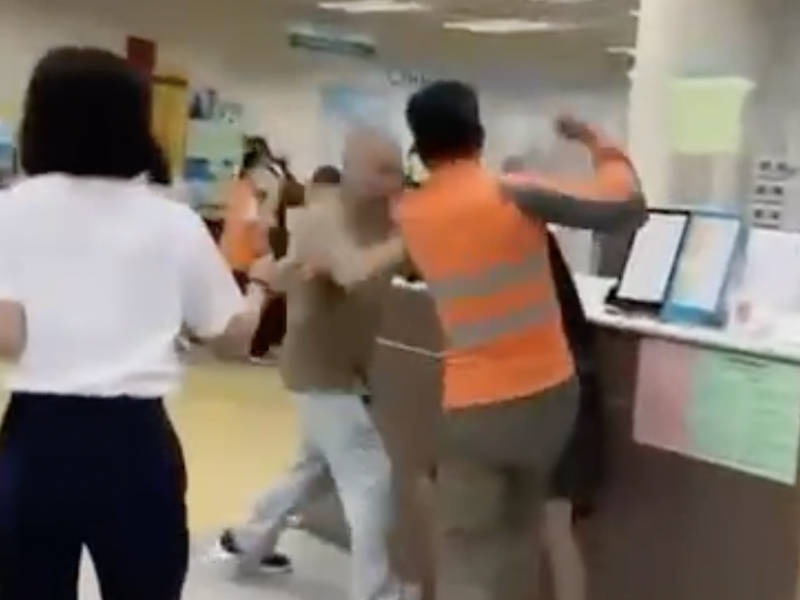 上水圖書館MMA 三男爆粗混戰