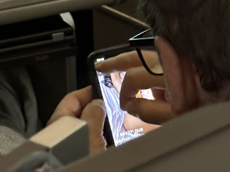 男子搭商務艙 開大聲看 A 片