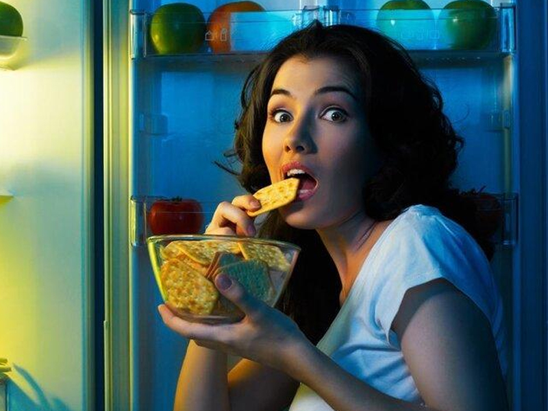 「睡前吃宵夜」和「餓肚子睡覺」,哪個危害更大? 「睡前吃宵夜」和「餓肚子睡覺」,哪個危害更大?