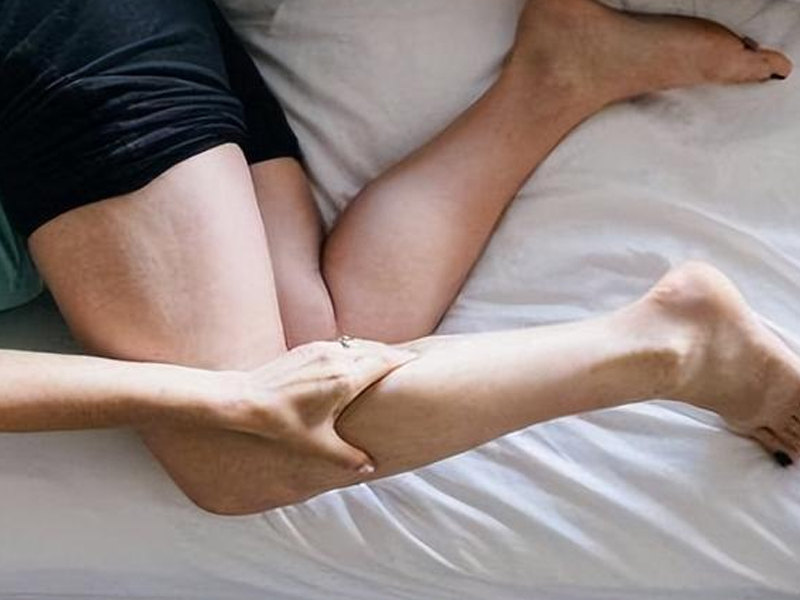 睡覺時突然腿抽筋，就是缺鈣？錯！或與 3 疾病有關