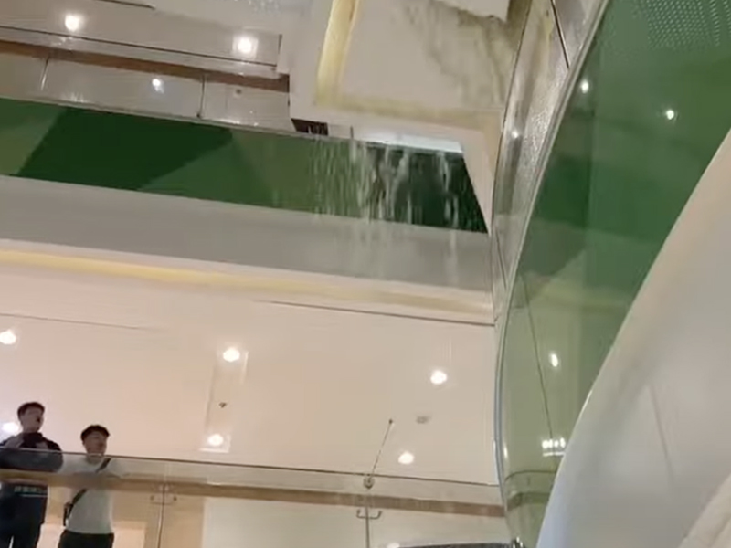 大暴雨逛商場，逛到一半商場突然塌了