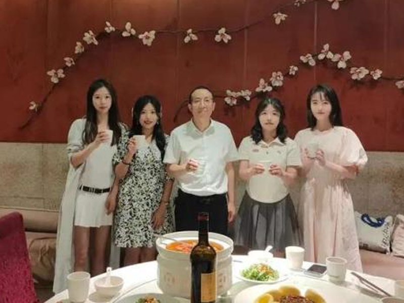 教授曬與 4 個美女研究生合影 評論區滿滿惡意