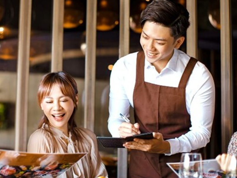 不滿服務生叫阿姨！中國婦吃完大餐拒付錢！