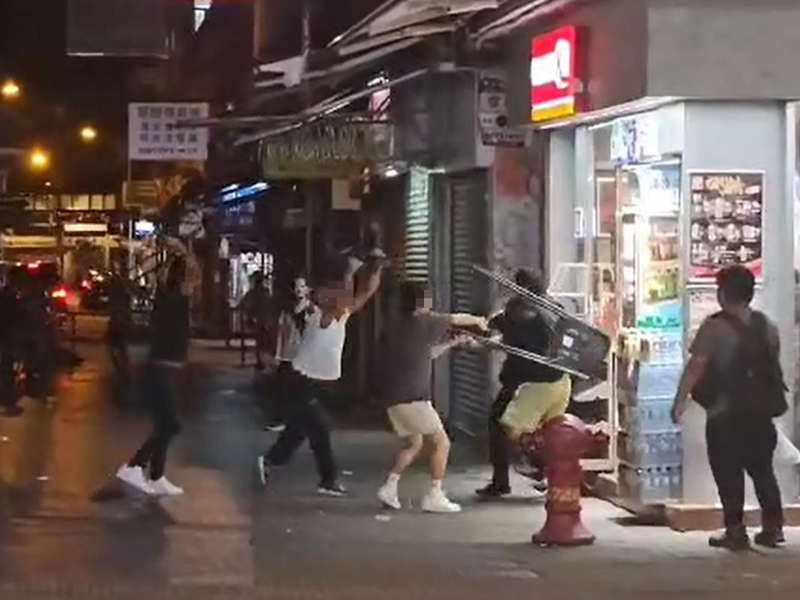 廟街 6 男女摺凳混戰 MMA