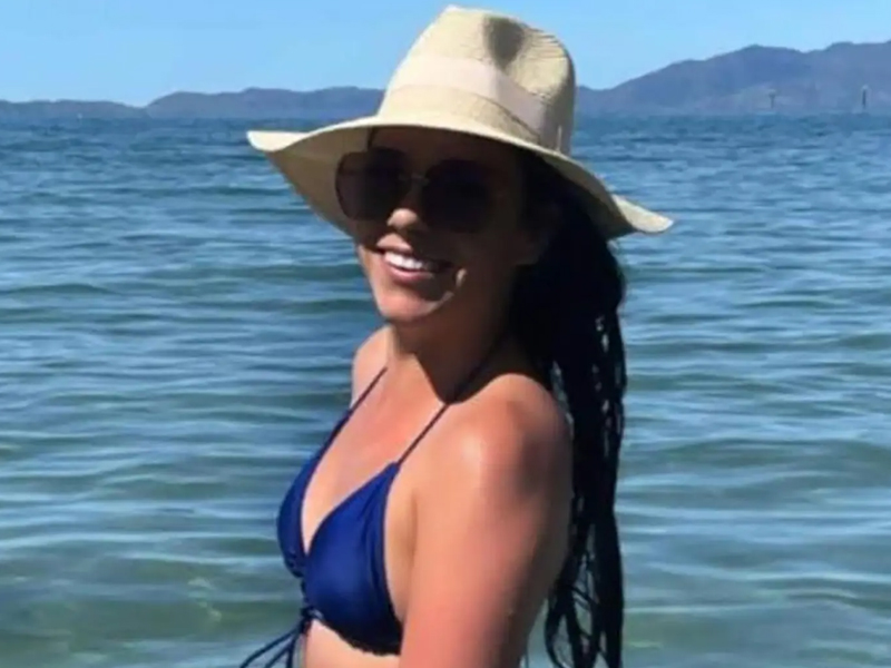 女子海邊遊玩 拍下靈異照片