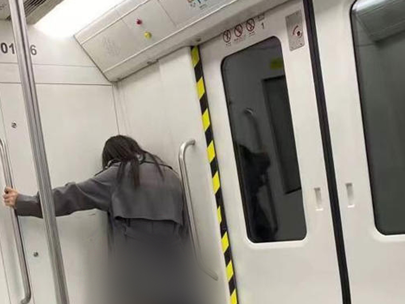 情侶在地鐵上演活春宮