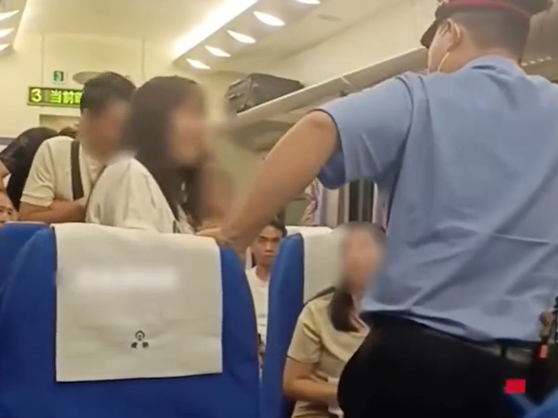 火車上黏老公拒讓位，喊別人破壞她家庭