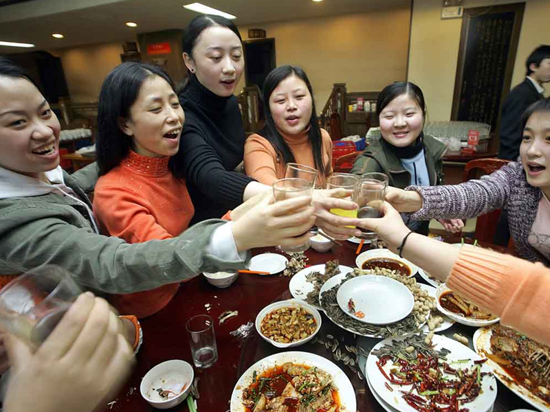 酒桌上有這 4 個小動作的人，面善心狠