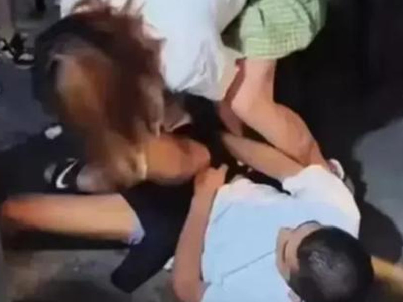 女子當街猥褻男子 造成男子流血 女子當街猥褻男子 造成男子流血