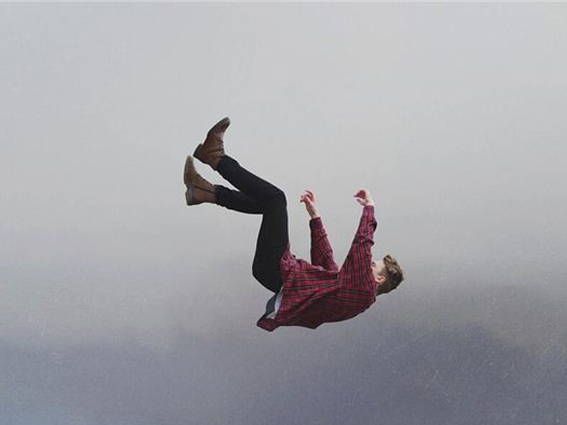 夢到掉下來有何涵義？專家如此解析