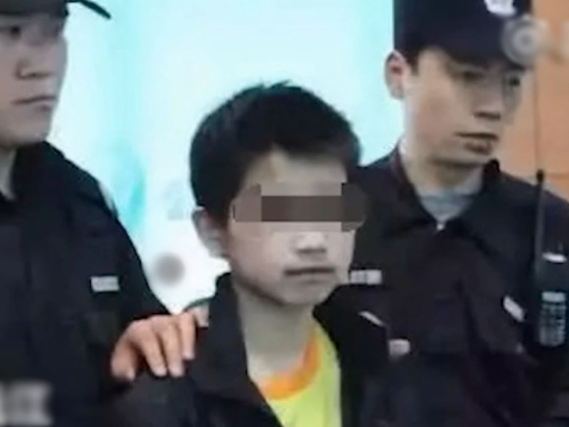 中國 13 歲少年除夕晚鎚殺雙親